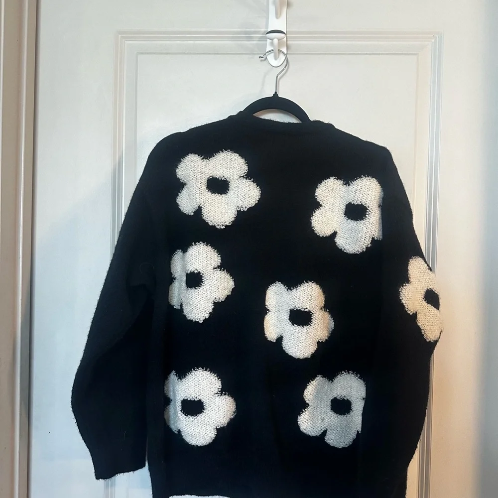 Commense Floral Daisy Black & White Fuzzy Cozy Button Up Cardigan Sweater, Small